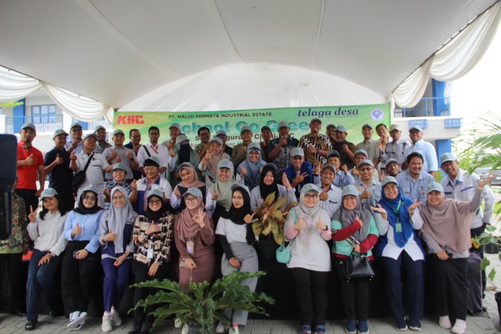 Melalui Program School Go Green, Giliran SMK Yapercik KIIC yang Dihijaukan Oleh telaga desa