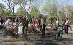 Ratusan Marinir Gotong Royong Bersihkan Pantai Bersama Warga