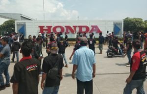 Ribuan Massa Kepung PT HPPM Karawang