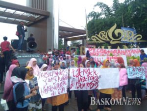 Dibohongi Pihak Grahayana, Warga Rawarengas Demo dan Blokir Akses Jalan Perumahan