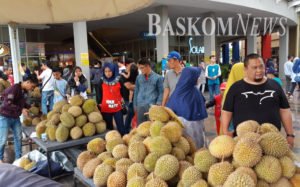 Yuk…! Ikuti Keseruan Belah Duren di Mal KCP Galuh Mas Karawang