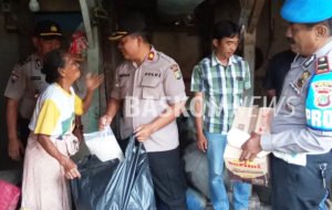Polsek Cikarang Timur Bagi-bagi Sembako kepada Kaum Duafa