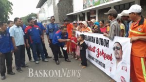 Relawan Buruh Sahabat Jokowi Santuni Yatim Piatu dan Bersih-bersih Stadion Singaperbangsa