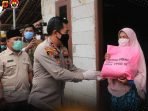Kapolres dan Wabup Bagikan Paket Sembako Mabes Polri ke Warga Majalaya