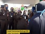 500 Paket Sembako Dibagikan Kejari Karawang