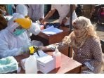2 Orang Pengunjung Pasar Baru Karawang Reaktif Rapid Test, Langsung Dibawa ke RS Paru untuk Jalani Swab