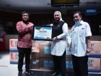 PT HM Sampoerna Serahkan Bantuan 100 Set APD dan 1 Set Alat PCR