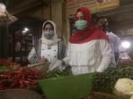 Sambil Belanja Sayuran, Cabup Yesi Blusukan di Pasar Cikampek