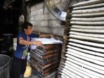 Harga Kacang Kedelai Melambung Tinggi, Produksi Tempe Tahu di Cikampek Mogok