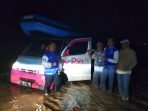 Balad Budianto Bantu Evakuasi Warga Korban Banjir di Muara Cilamaya