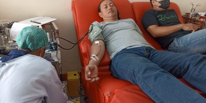 Peringati HUT Ke 7,Serikat Media Siber Indonesia Karawang Gandeng PMI Gelar Donor Darah