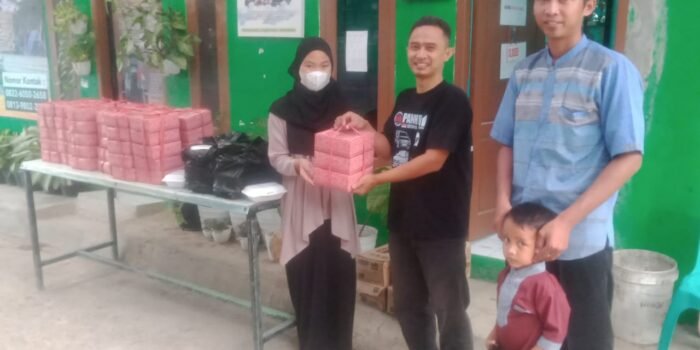 Komunitas Mobil Panther Salurkan Paket Buka Bersama Untuk Anak Yatim